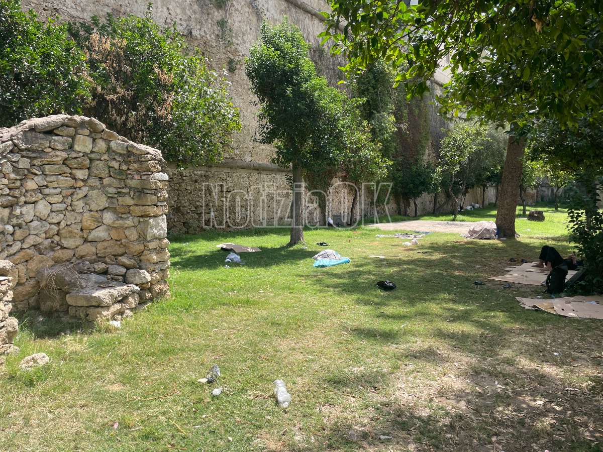 Crotone - Migranti senzatetto in diverse zone della città - Foto: Redazione 