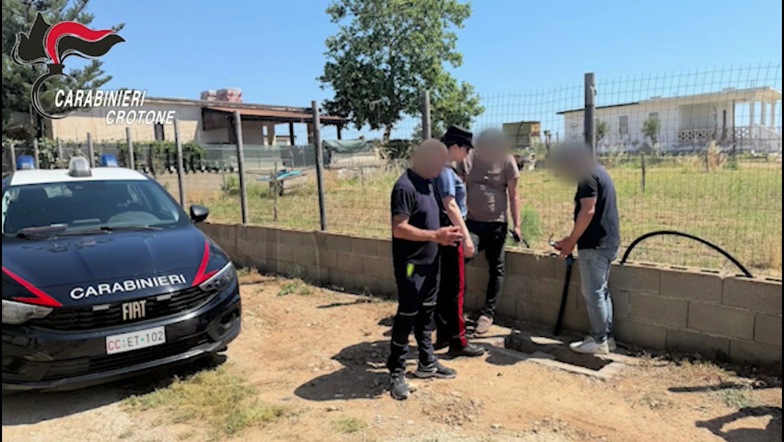 (VIDEO) Isola Capo Rizzuto, allacci abusivi alla rete idrica: cinque denunce - Foto Uff. Stampa Carabinieri 
