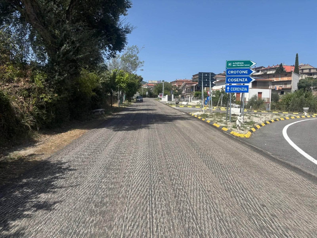 Cerenzia, conclusi gli interventi sulla SP 62: rifatto il manto stradale di via Nazionale - Foto: Uff. Stampa Provincia di Crotone