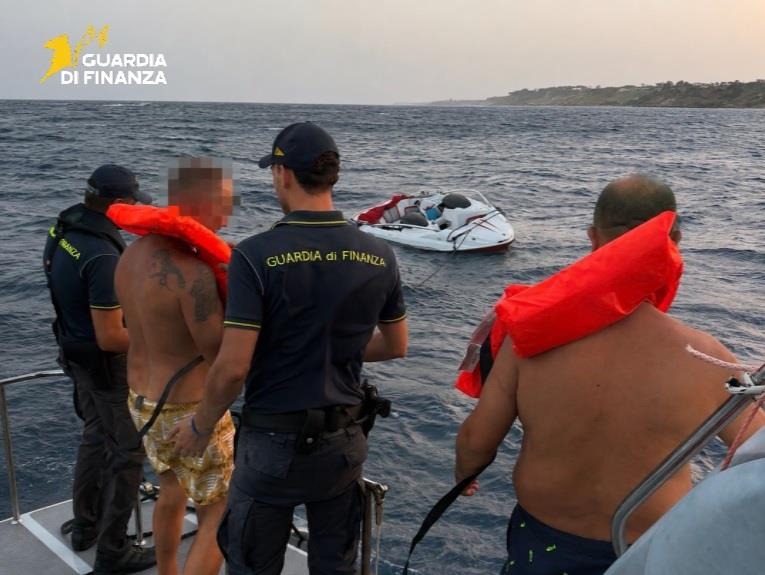 Isola di Capo Rizzuto, natante imbarca acqua e si ribalta: sette salvati - Foto Uff. Stampa Guardia di finanza