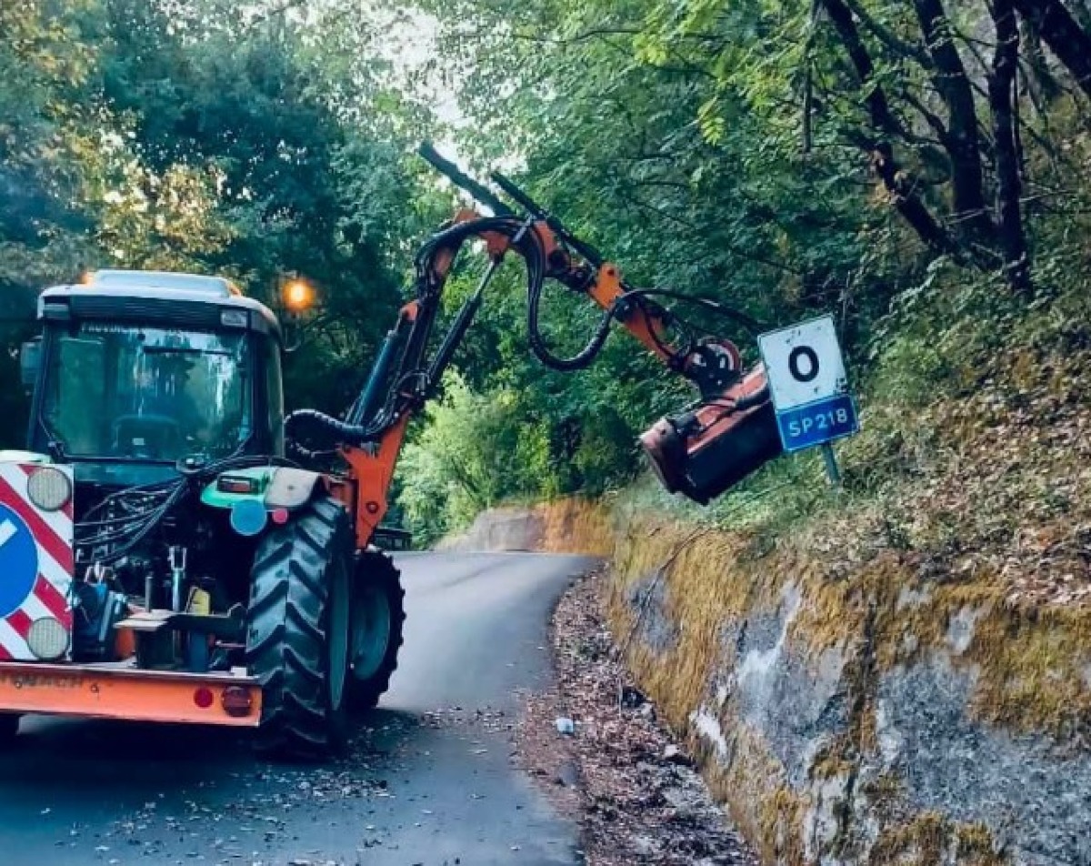 Casali del Manco, avanti i lavori sulle SP 216 e SP 218: sfalcio e pulizia delle strade provinciali - Foto: Uff. Stampa Comune di Casali del Manco