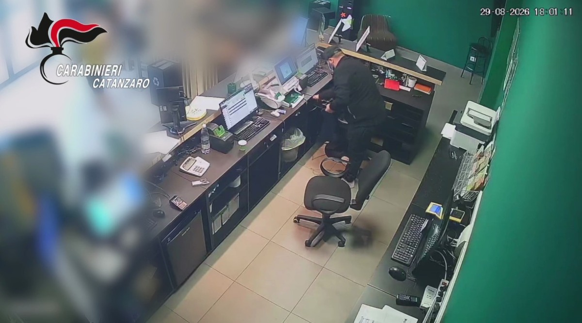 (VIDEO) Rapina in un centro scommesse a Soverato, tre coinvolti: due arrestati - Foto Uff. Stampa Questura di Catanzaro 