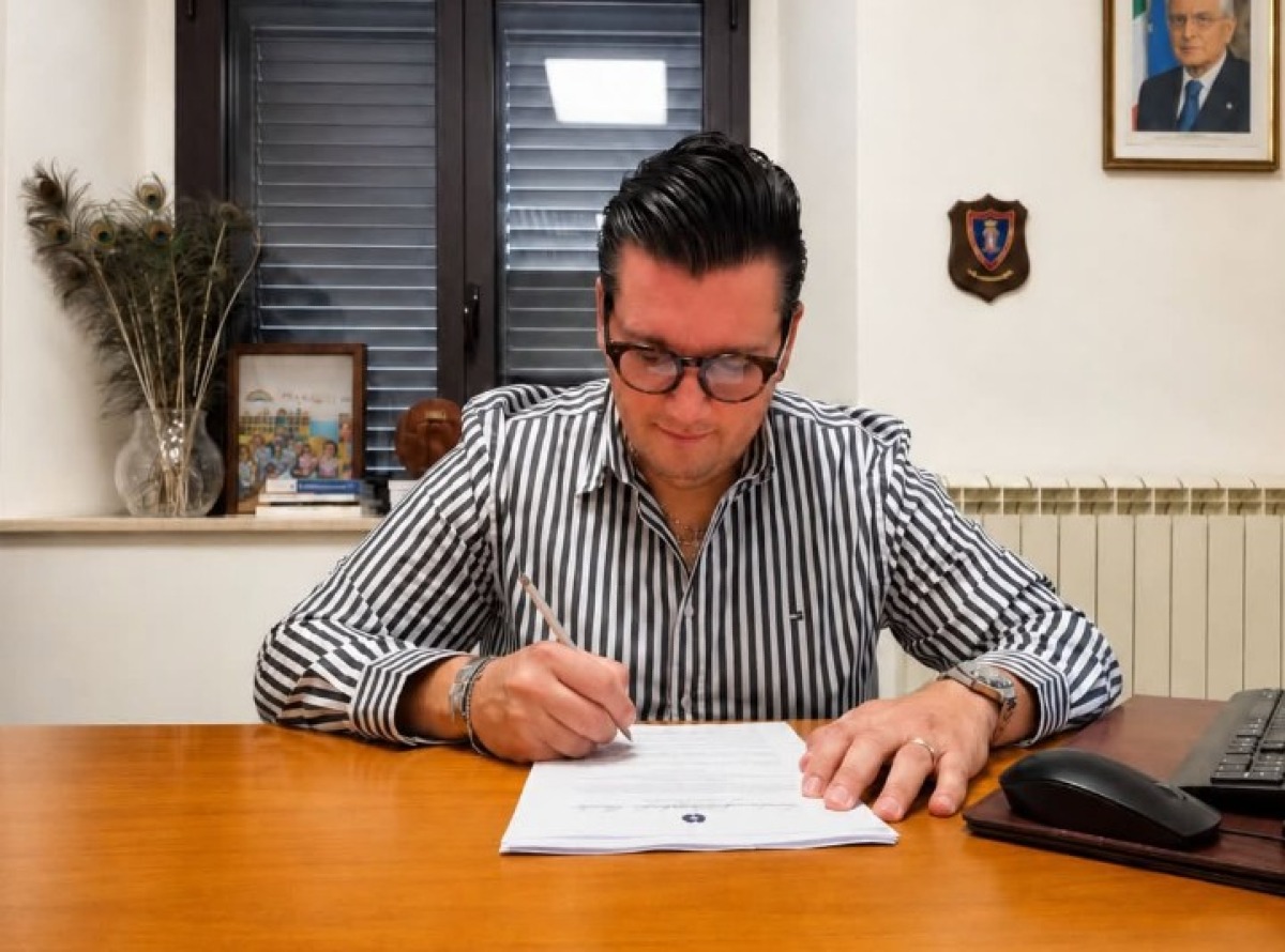  Cerenzia, firmata la convenzione per il nuovo campo sportivo: investimento da 833 mila euro - Foto: Uff. Stampa Comune di Cerenzia