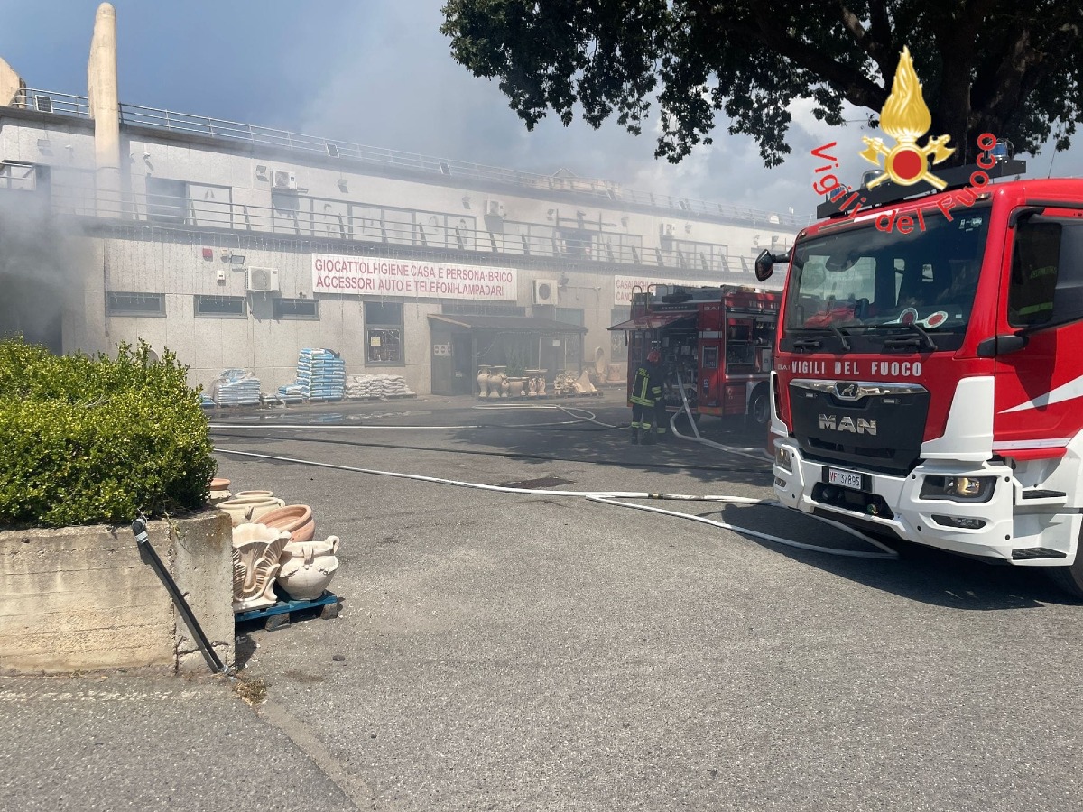 (VIDEO) Incendio in un’attività commerciale a Catanzaro, evacuato il negozio - Foto Uff. Stampa Vigili del fuoco 
