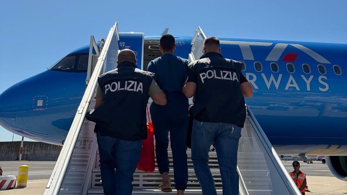 Rimpatriato un 33enne egiziano: controlli della Polizia in tre comuni del crotonese - Foto Uff. Stampa Questura di Crotone 