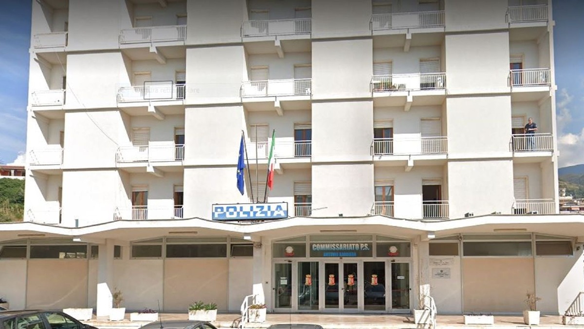Paola, tenta di fuggire al controllo: arrestato 35enne con cocaina e 1.550 euro - Foto Uff Stampa Questura di Cosenza