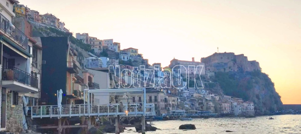 Scilla, tromba marina sulla Marina Grande: paura tra i bagnanti, ombrelloni spazzati via dal vortice - Foto: Redazione