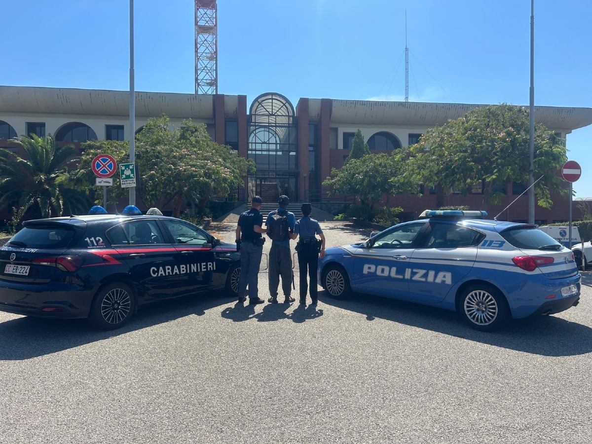 Catanzaro, straniero espulso e rimpatriato: divieto di rientro per tre anni - Foto Uff. Stampa Questura di Catanzaro 