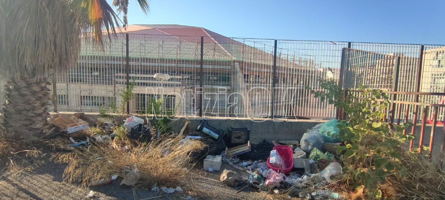 Crotone, incuria e abbandono: l'area parcheggio diventata una discarica  - Foto: Redazione