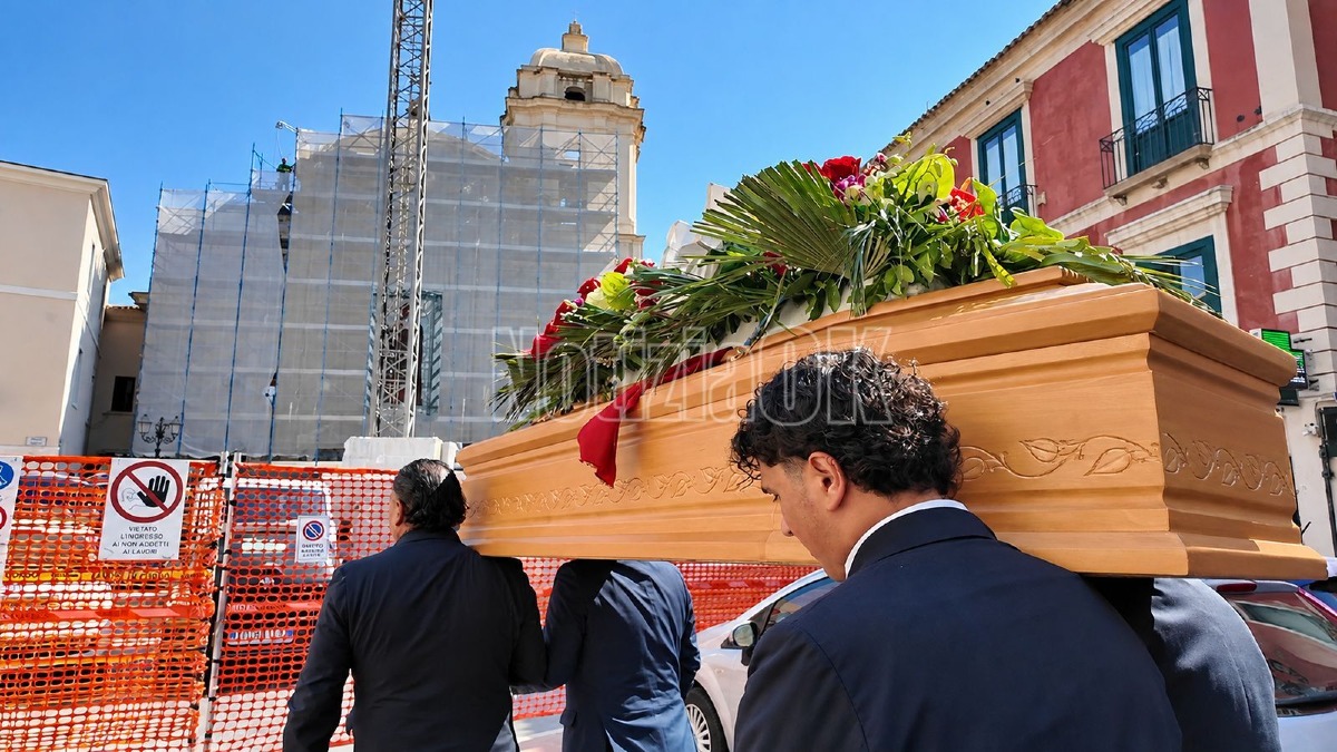 (VIDEO) Ludovico Graziani torna a Crotone: l’ultimo saluto davanti al portone bronzeo da lui realizzato - Foto: Redazione 