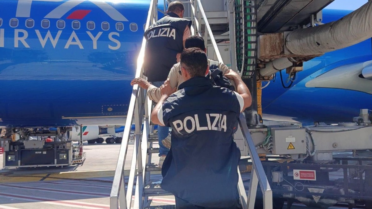 Crotone, rimpatriato un 39enne irregolare: rafforzati i controlli della Polizia -  Foto Uff. Stampa Questura di Crotone 