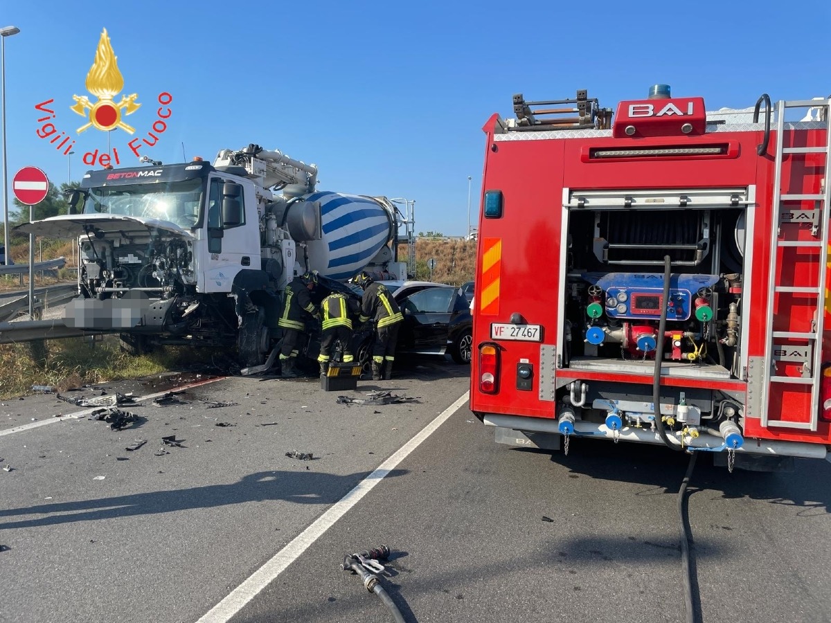 Incidente sulla SS 106 Jonica, traffico temporaneamente interrotto a Simeri Crichi - Foto Uff. Stampa Vigili del fuoco 