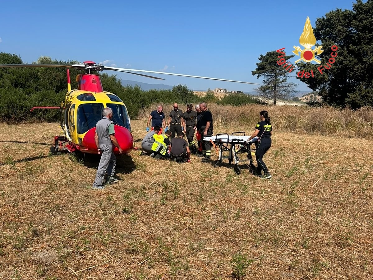 Incidente sulla S.S. 106: due feriti a Bianco, donna incinta trasferita in elisoccorso - Foto: Uff. Stampa Comando dei Vigili del Fuoco di Reggio Calabria
