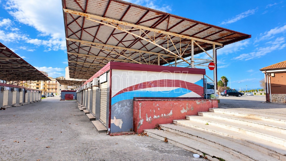 Crotone - Piazzale Nettuno, i box verso una nuova vita: spazi anche per le associazioni - Foto: Redazione 