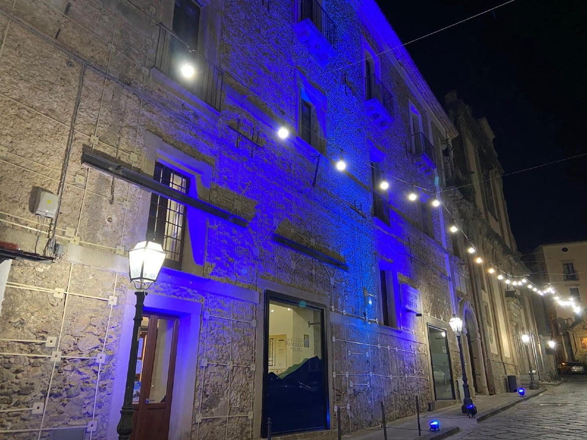 Paola si illumina di blu per la Giornata della Fibrosi Cistica - Foto Uff. Stampa Comune di Paola 