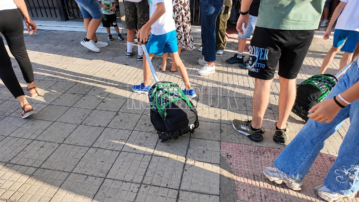 (VIDEO) Crotone - La scuola riparte con la prima campanella: «I bambini hanno dormito con lo zaino vicino» - Foto: Redazione 