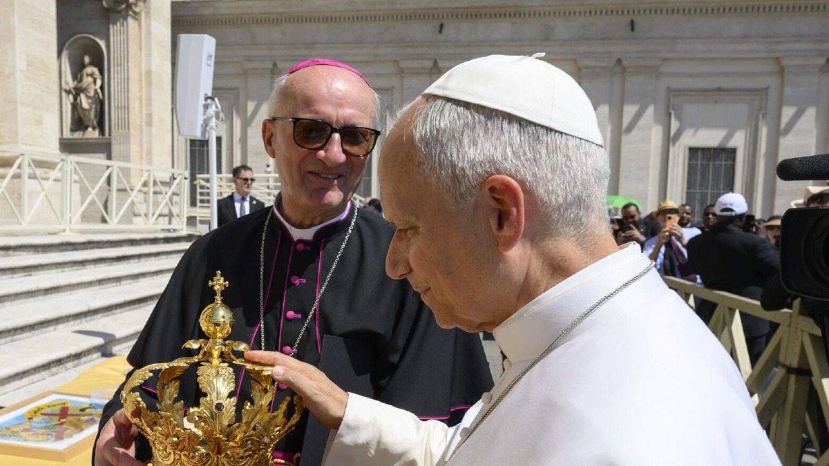 Michele Affidato firma la corona della Madonna di Ciminà, benedetta da Papa Leone XIV - Foto Uff. Stampa Michele Affidato 