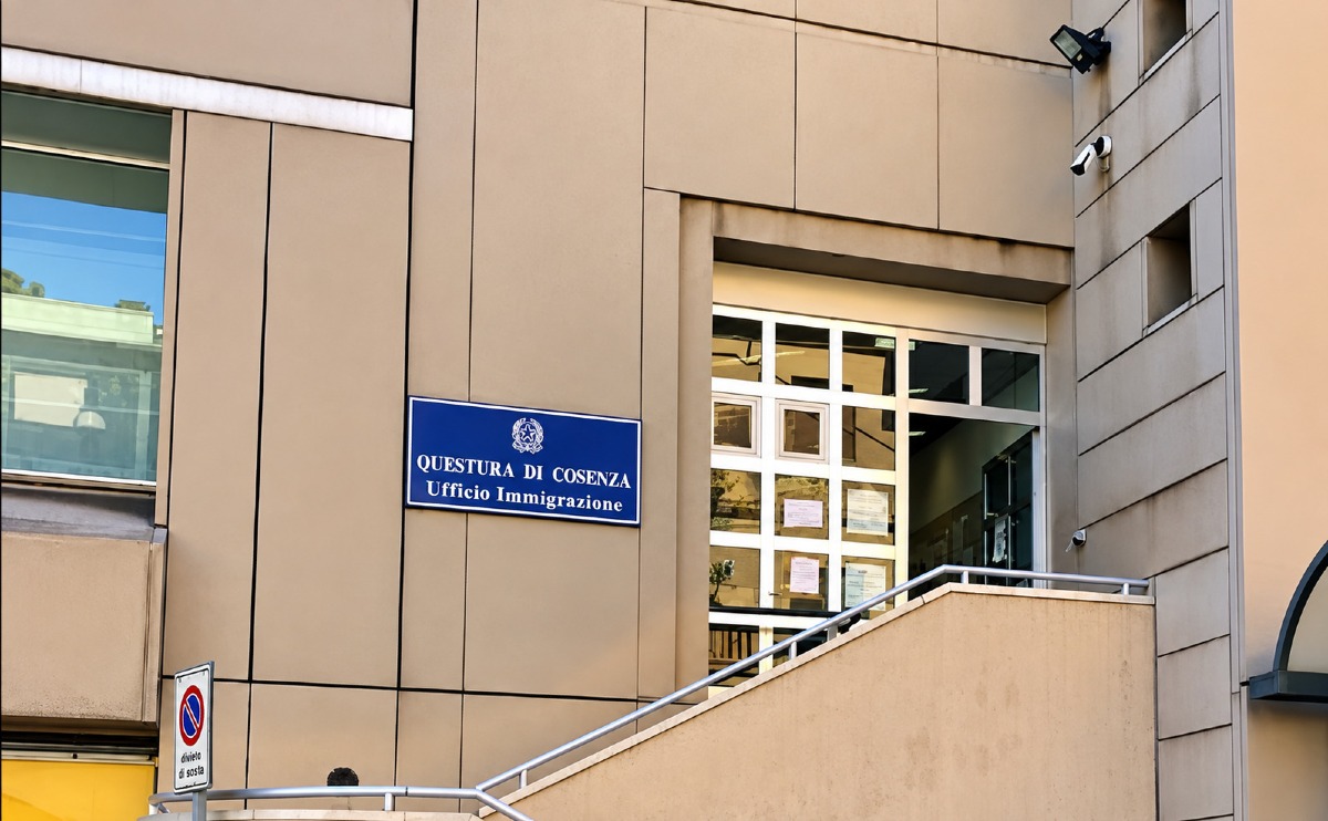 Cosenza, contrasto all’immigrazione irregolare: straniero trasferito al Cpr di Potenza - Foto Uff. Stampa Questura di Cosenza