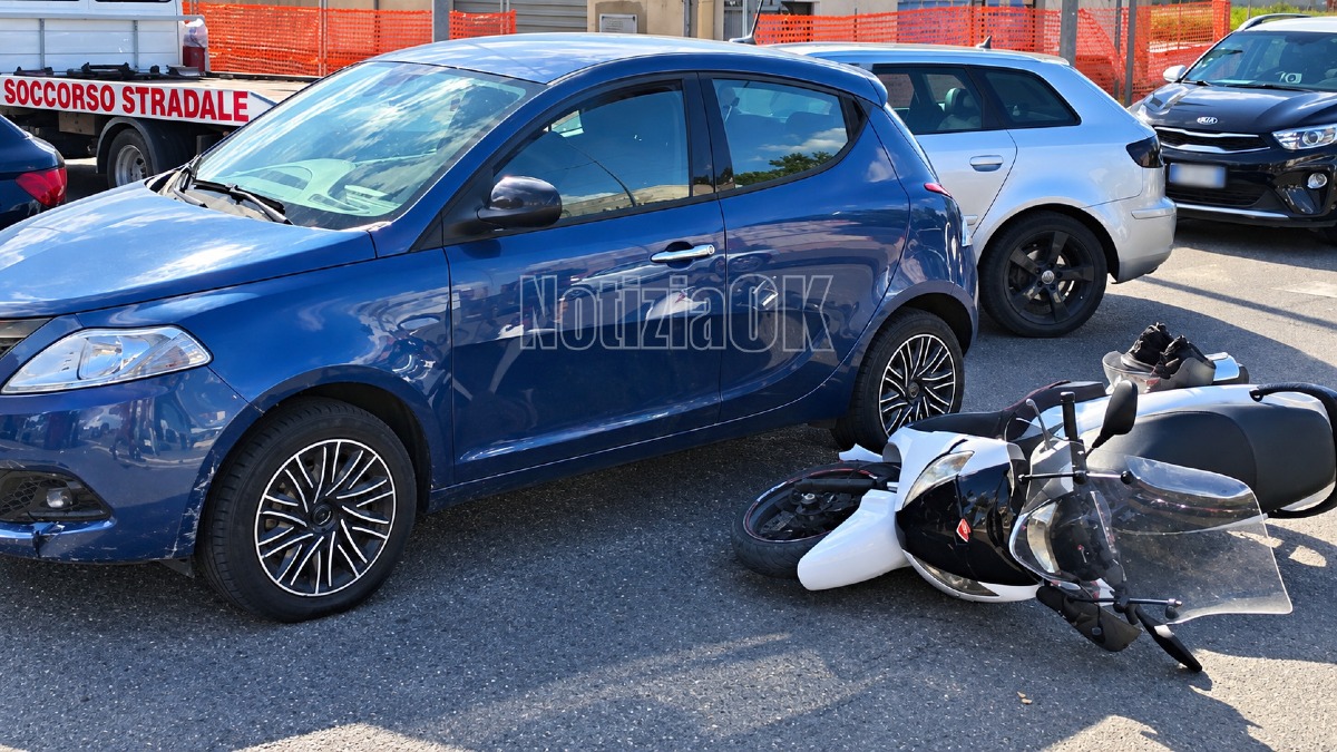 Crotone, violento impatto tra un'auto e una moto: ferito un uomo - Foto: Redazione 