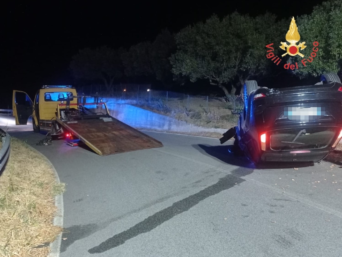 Stalettì, auto si ribalta sulla SP 122: ferito il conducente - Foto Uff stampa Vigili del fuoco 