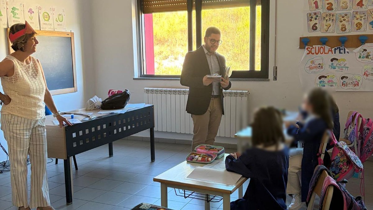 Saracena, nuovo anno scolastico al via: l’Amministrazione dona materiale agli alunni - Foto Uff. Stampa Comune di Saracena