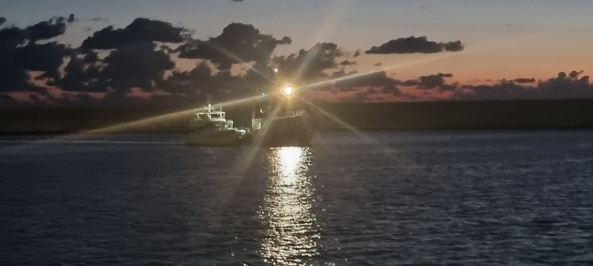 Crotone - Yacht in avaria, il rimorchiatore lo riporta in porto