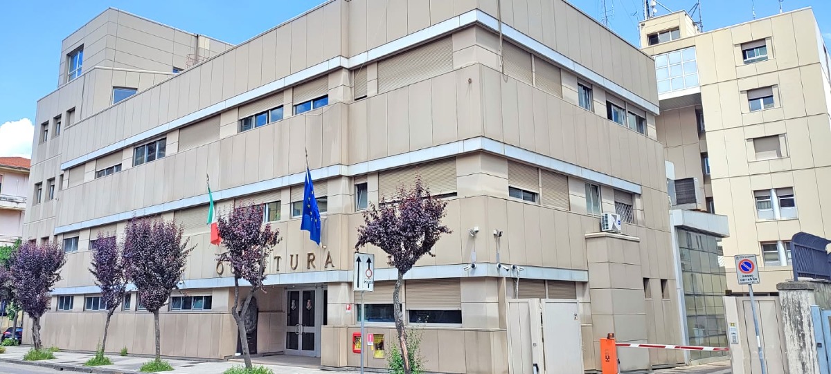 Cosenza, straniero trasferito in un CPR: era già stato espulso -  Foto Uff. Stampa Questura Cosenza