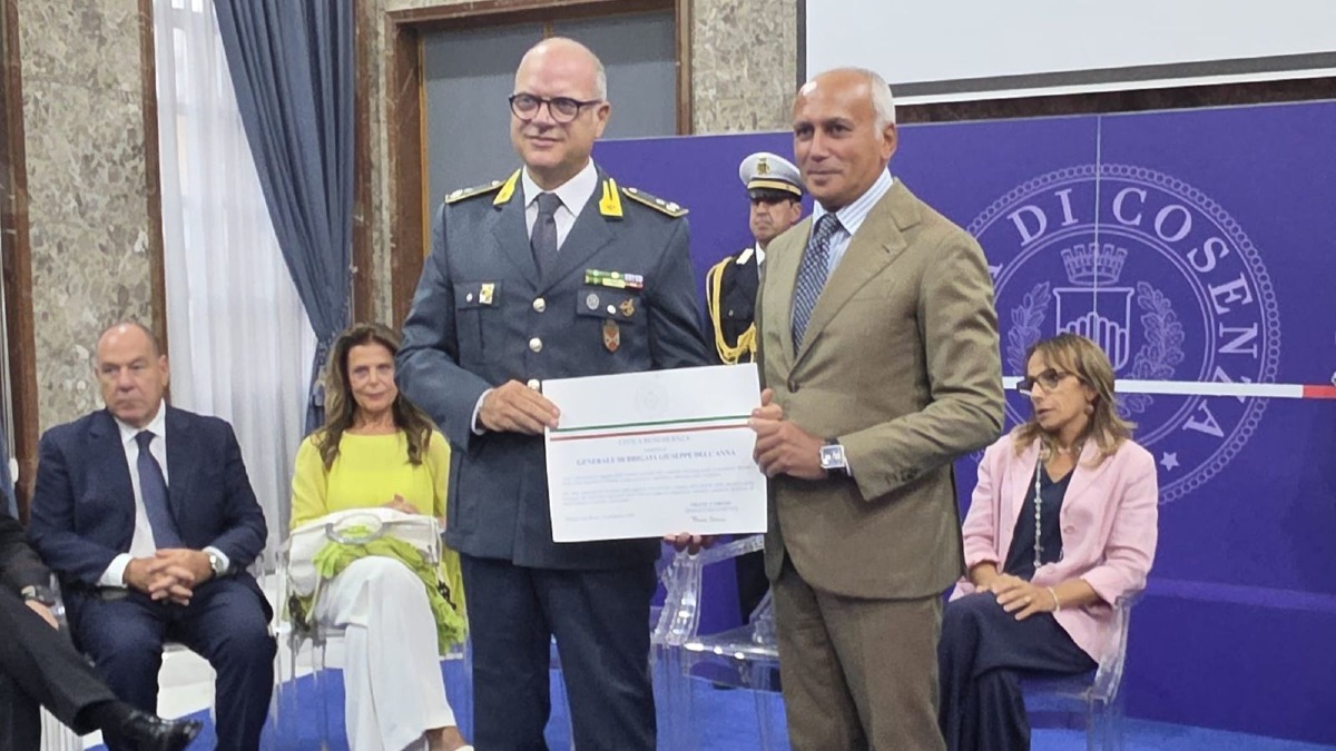 Cosenza, civica benemerenza al Generale Dell’Anna: il saluto alla città - Foto Uff. Stampa Comune di Cosenza