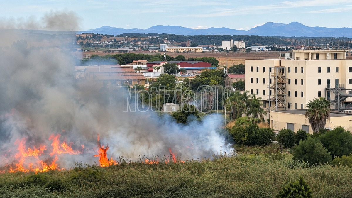 Crotone - Fiamme nella zona ex Abramo, incendio di sterpaglie: zona avvolta dal fumo - Foto: Redazione 