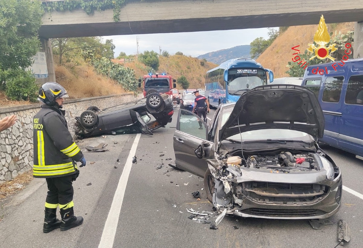 Incidente sulla Statale 106 a Stalettì, quattro feriti: un'auto si ribalta - Foto Uff. Stampa Vigili del fuoco 