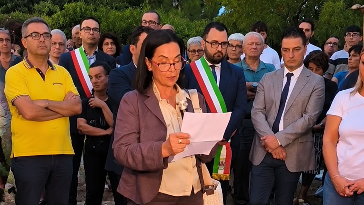 Una luce per Denise, nel luogo di Lea Garofalo: Petilia si stringe nel ricordo - Foto: Redazione 
