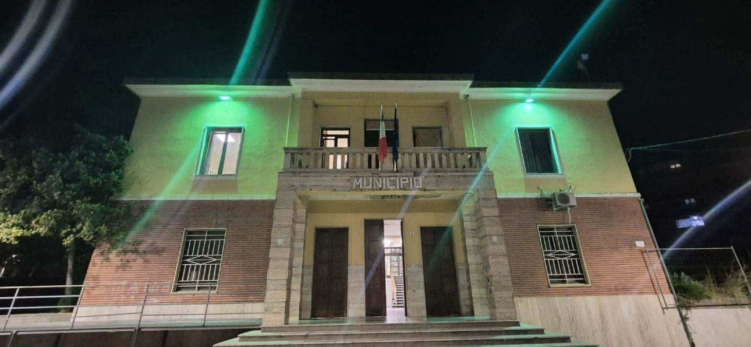 Cotronei si illumina di verde contro la SLA: la Casa comunale ricorda Anastasia - Foto: Uff. Stampa Comune di Cotronei
