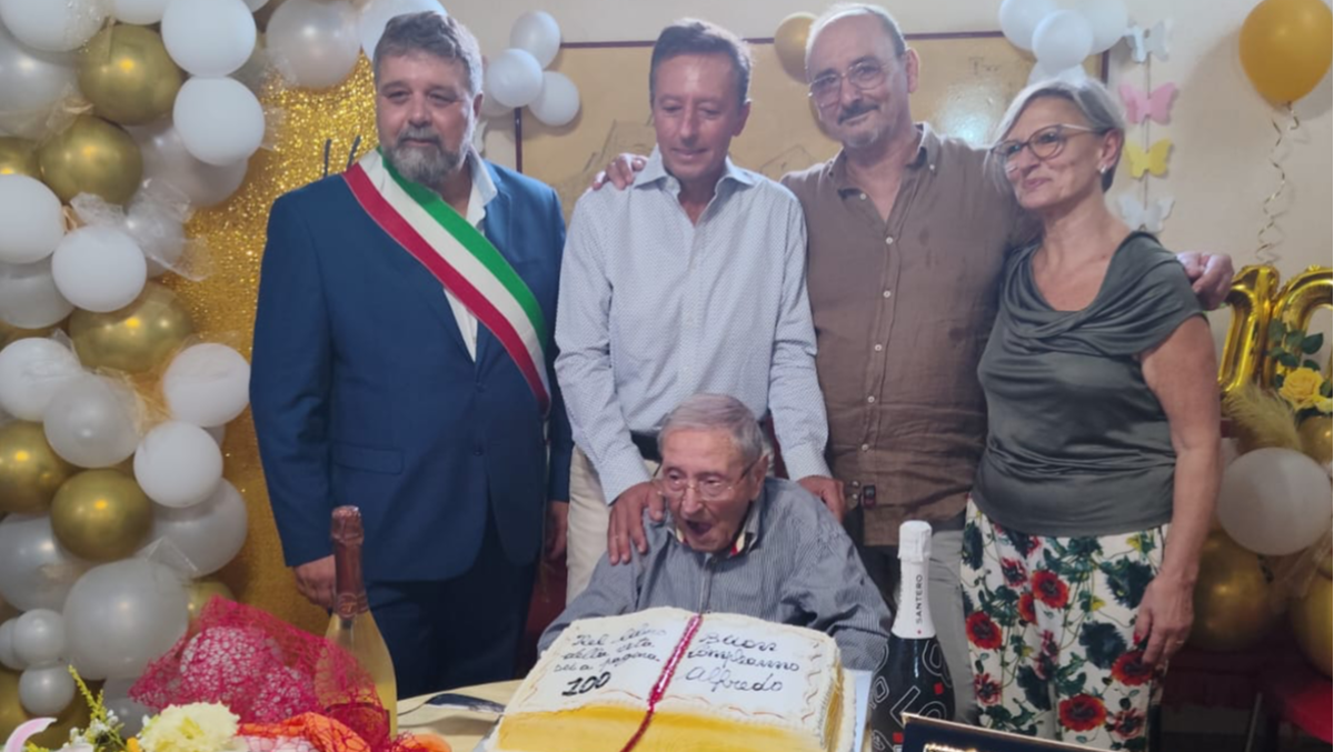 Cosenza festeggia i 100 anni di Alfredo Galluzzo, una vita dedicata alla famiglia - Foto: Uff. Stampa Comune di Cosenza