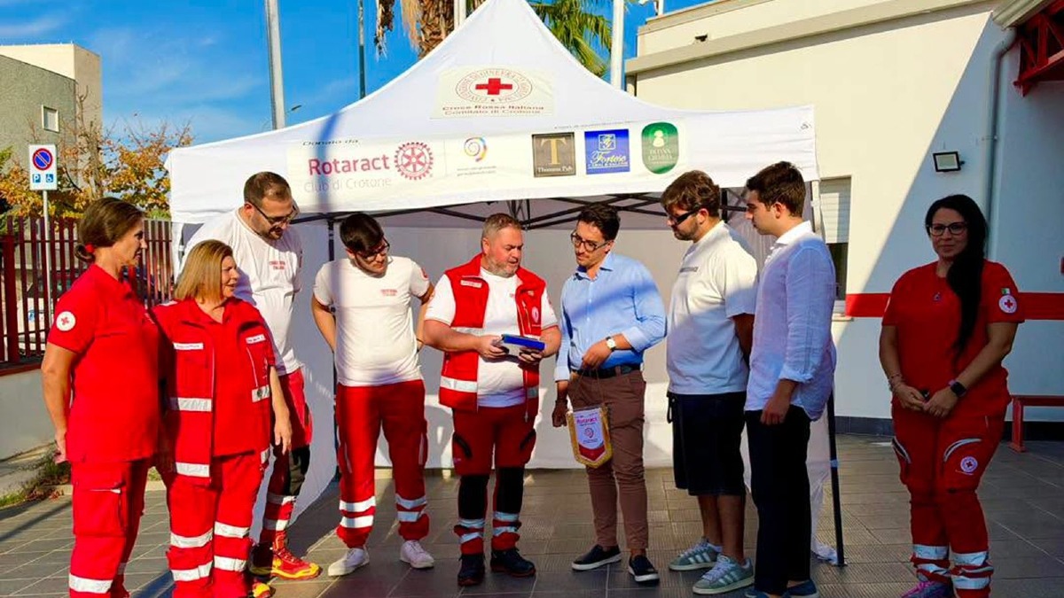 Un gazebo per la Croce Rossa di Crotone, dono del Rotaract e di tre aziende -  Foto Uff. Stampa Croce rossa italiana sezione di crotone 