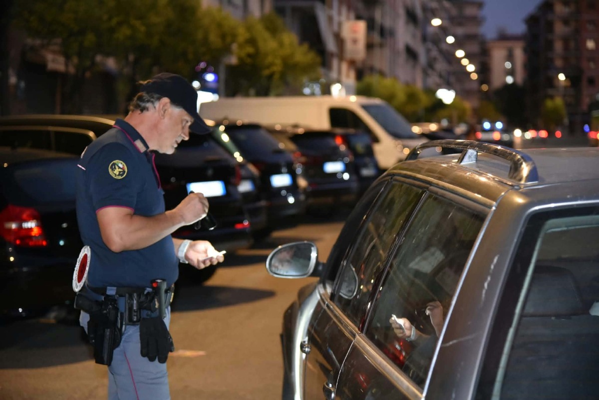 Cosenza, controlli a tappeto alla stazione delle autolinee: 257 persone identificate - Foto: Uff. Stampa Questura di Cosenza