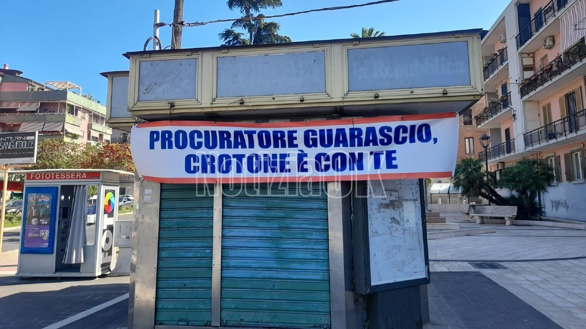 «Procuratore Guarascio, Crotone è con te»: il messaggio davanti al Tribunale - Foto: Redazione 
