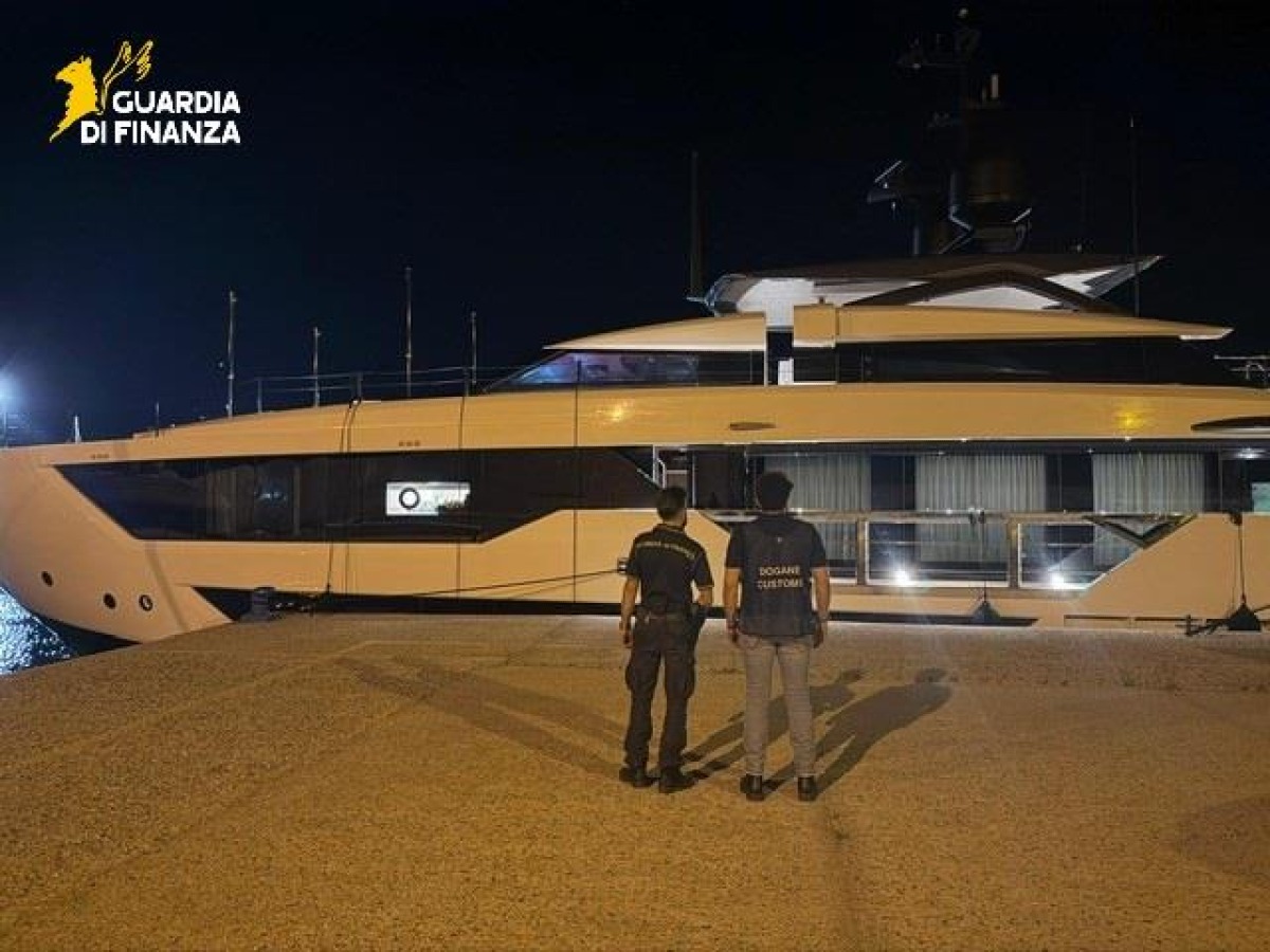 Calabria - Yacht extra Ue oltre i termini: sequestrato, diritti doganali per oltre 2 milioni - Foto: Uff. Stampa Guardia di finanza 