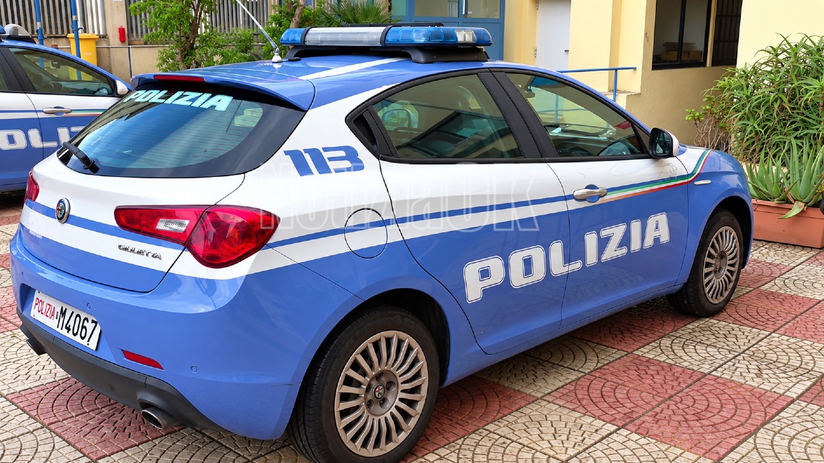 Crotone, aggredisce gli agenti e danneggia auto: arresto convalidato - Foto: Redazione 