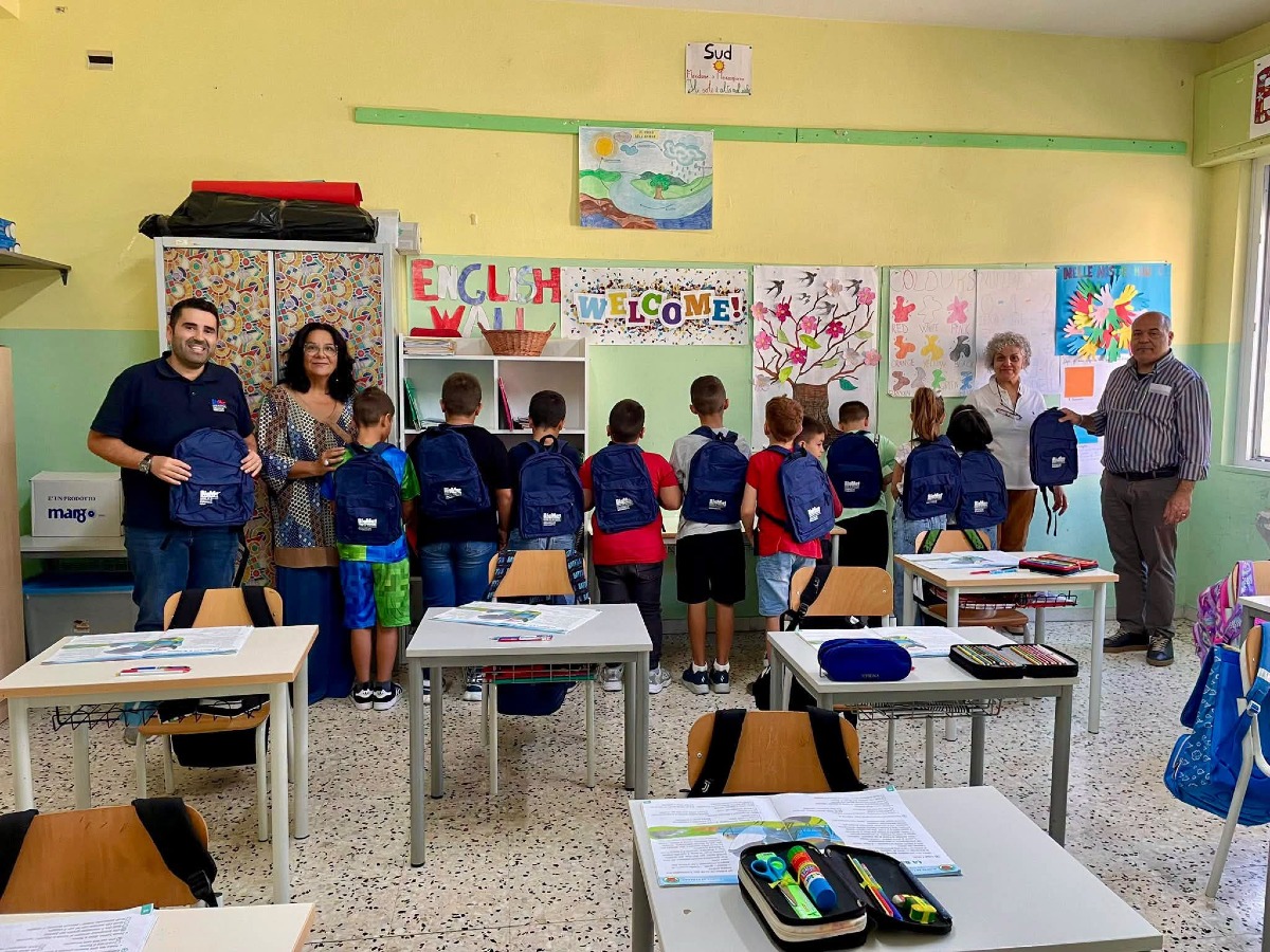 Roccabernarda, zaini donati ai bambini: Iniziativa promossa da BigMat - Foto: Uff. Stampa Comune di Rocc