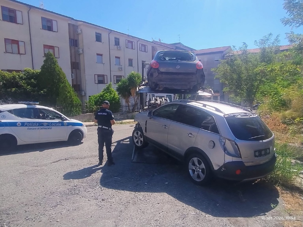 Catanzaro, veicoli abbandonati, nuova operazione della Polizia Locale: rimossi 17 mezzi - Foto: Uff. Stampa Comune di Catanzaro