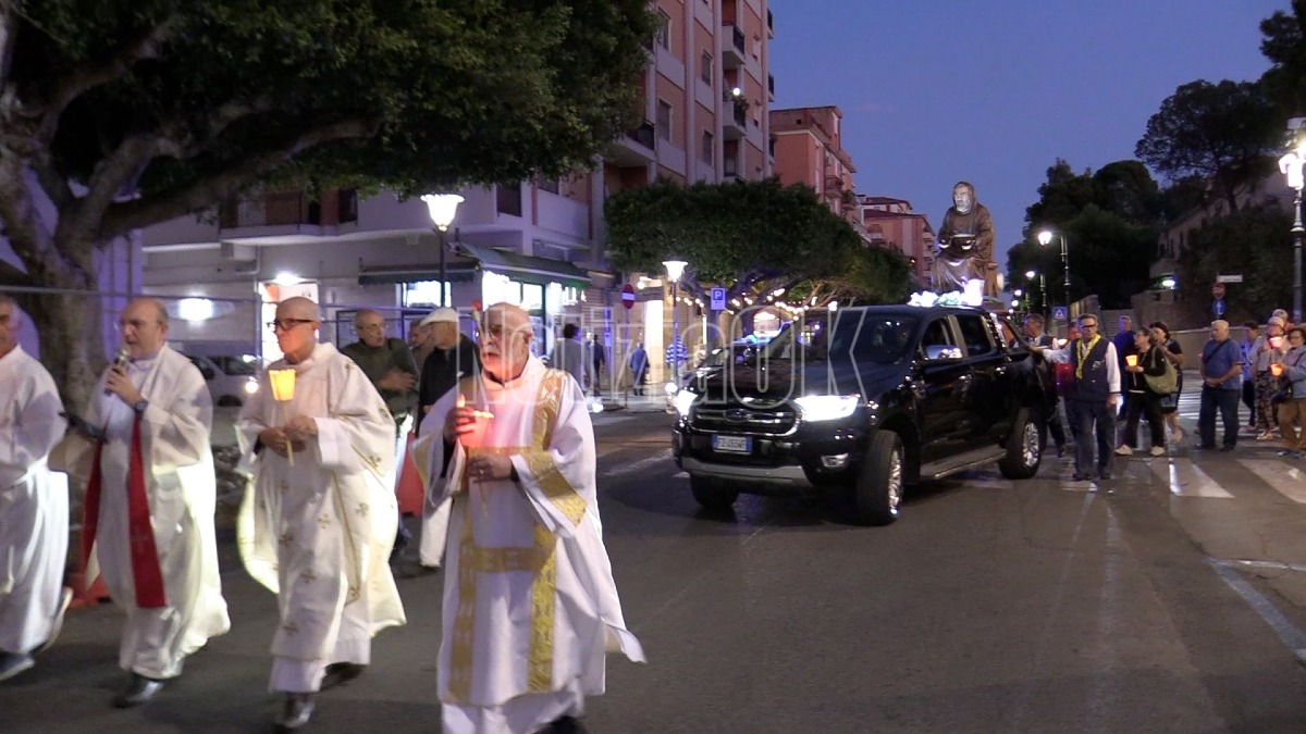 (VIDEO) Crotone celebra San Pio, fedeli e gruppi di preghiera in processione - Foto: Redazione 