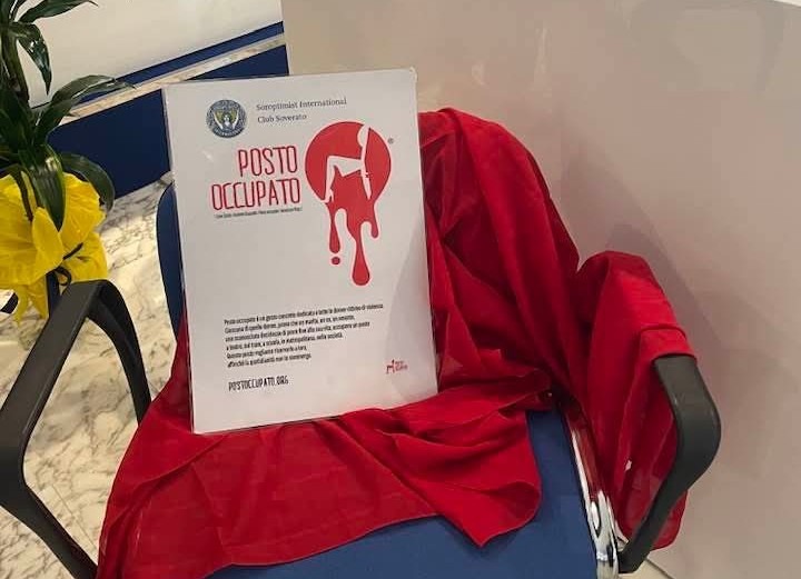 Crotone - Una sedia nella sala Consiliare per ricordare le vittime di femminicidio - Foto: Posto Occupato