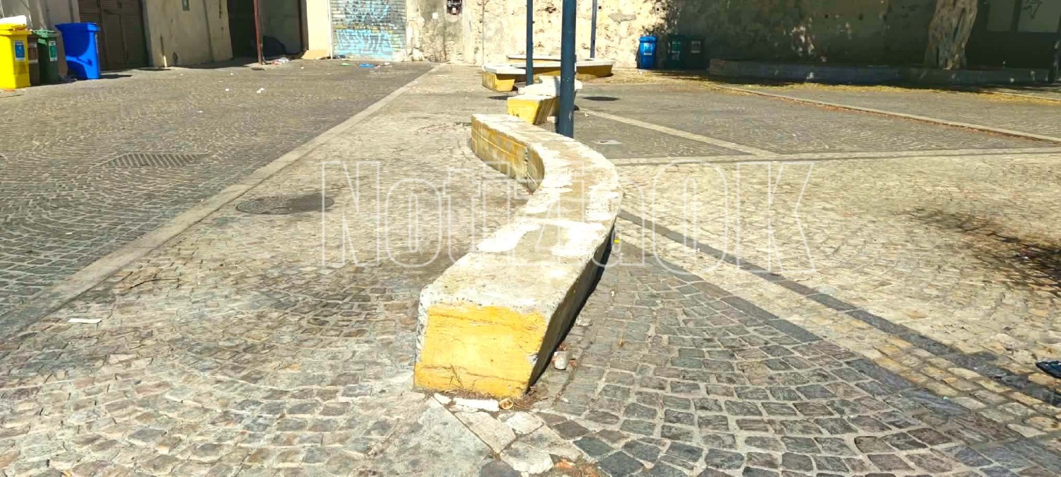 Crotone, sedute in cemento deteriorate in centro: l’area attende un intervento di riqualificazione - Foto: Redazione 