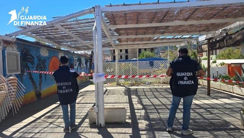 Cariati, sequestrati 360 metri quadrati di demanio marittimo: denunciato il titolare di uno stabilimento - Foto Uff. Stampa Guardia di finanza 