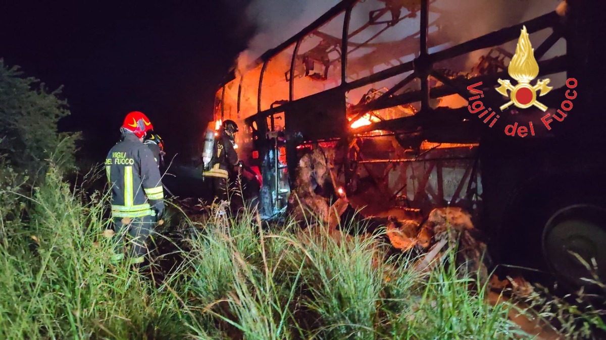 Autobus in fiamme sulla SS182 a Soverato, illesi istruttore e allievo - Foto Uff. Stampa Vigili del fuoco