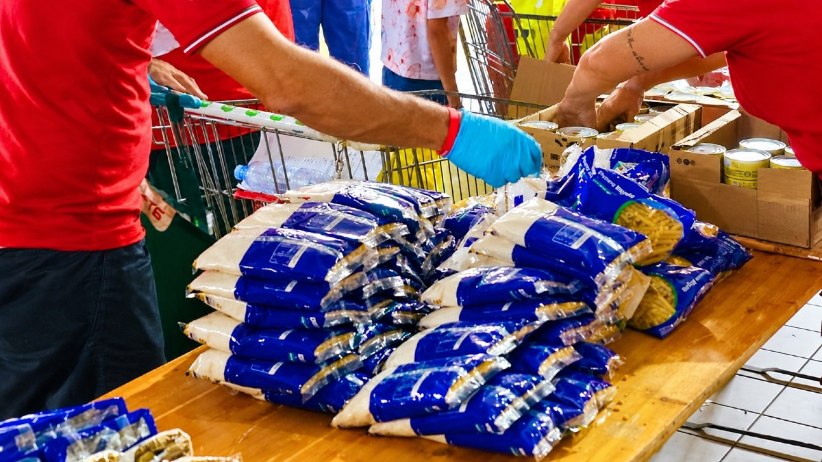 Croce Rossa Crotone, prosegue la distribuzione dei viveri AGEA alle famiglie -  Foto Uff. Stampa Croce Rossa Crotone 