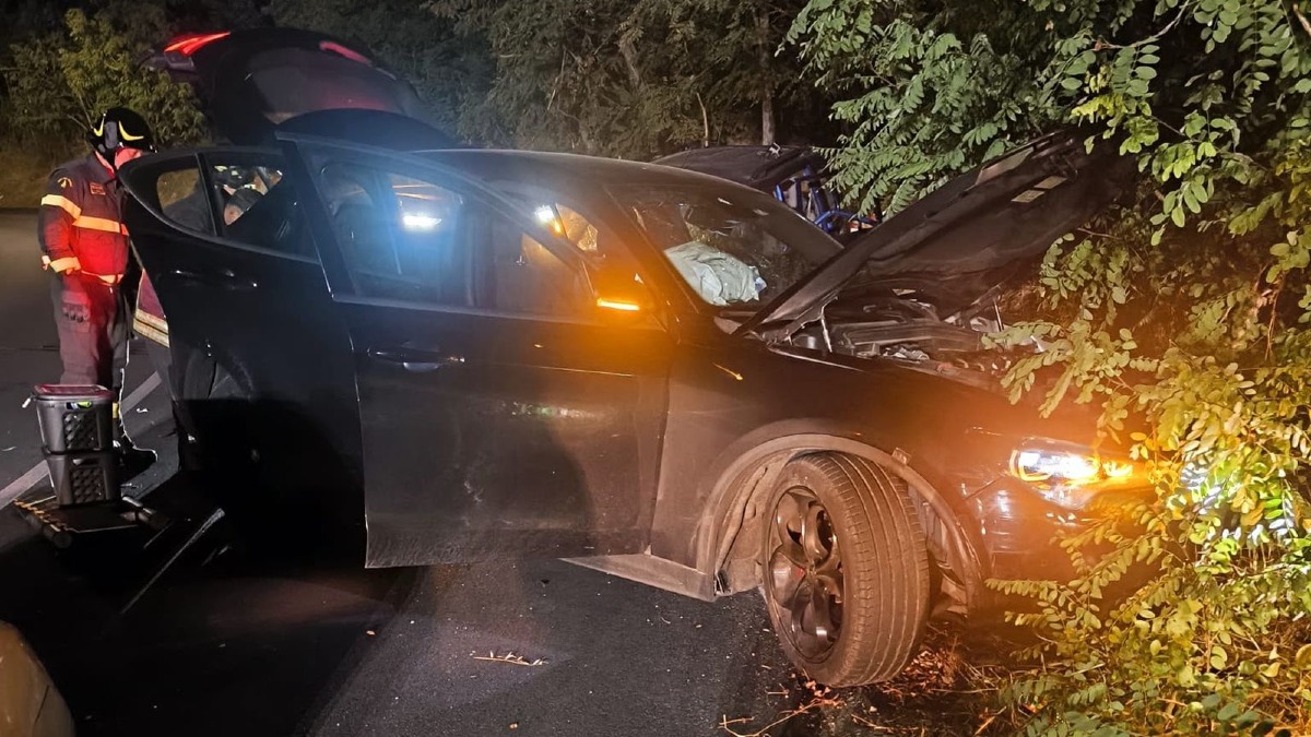 Incidente sul cavalcavia Sud di Crotone, due ragazzi estratti dall’auto - Foto Uff. Stampa Vigili del fuoco 