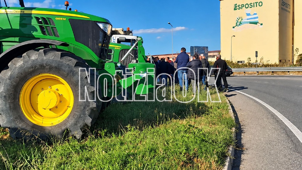 Crotone, protesta sulla SS 106: strada bloccata a Passovecchio - Foto: Redazione 