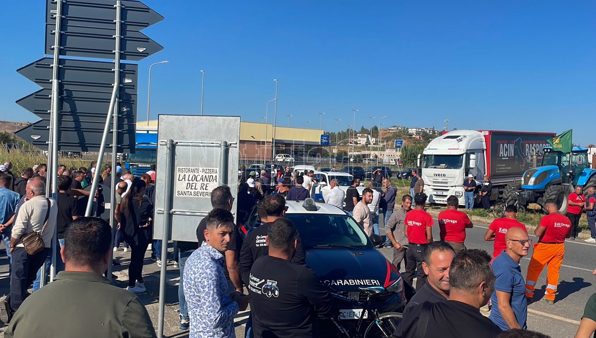 Crotone - Protesta degli agricoltori, SS 106 bloccata: presidio avanti nei prossimi giorni - Foto: Redazione 