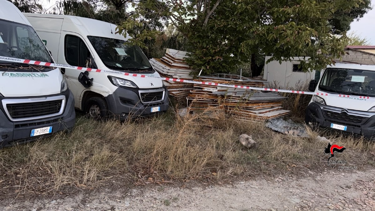 Cotronei, discarica abusiva in area protetta: denunciato un 58enne - Foto Uff. Stampa Carabinieri 